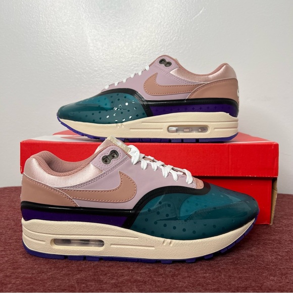 Nike Shoes - Nike Women’s Air Max 1 PRM